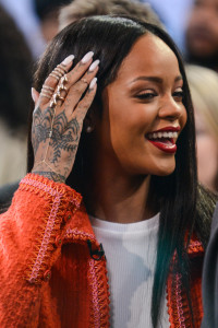 nrm_1416620323-944290e36dcf3137e0e71403ce09e9db-rihanna