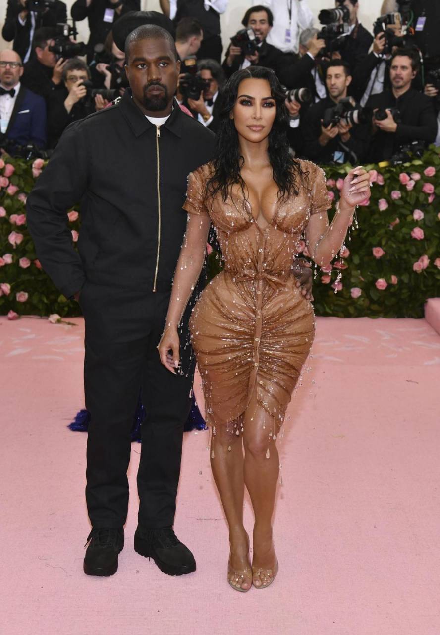 Kanye West e Kim Kardashian in Mugler 